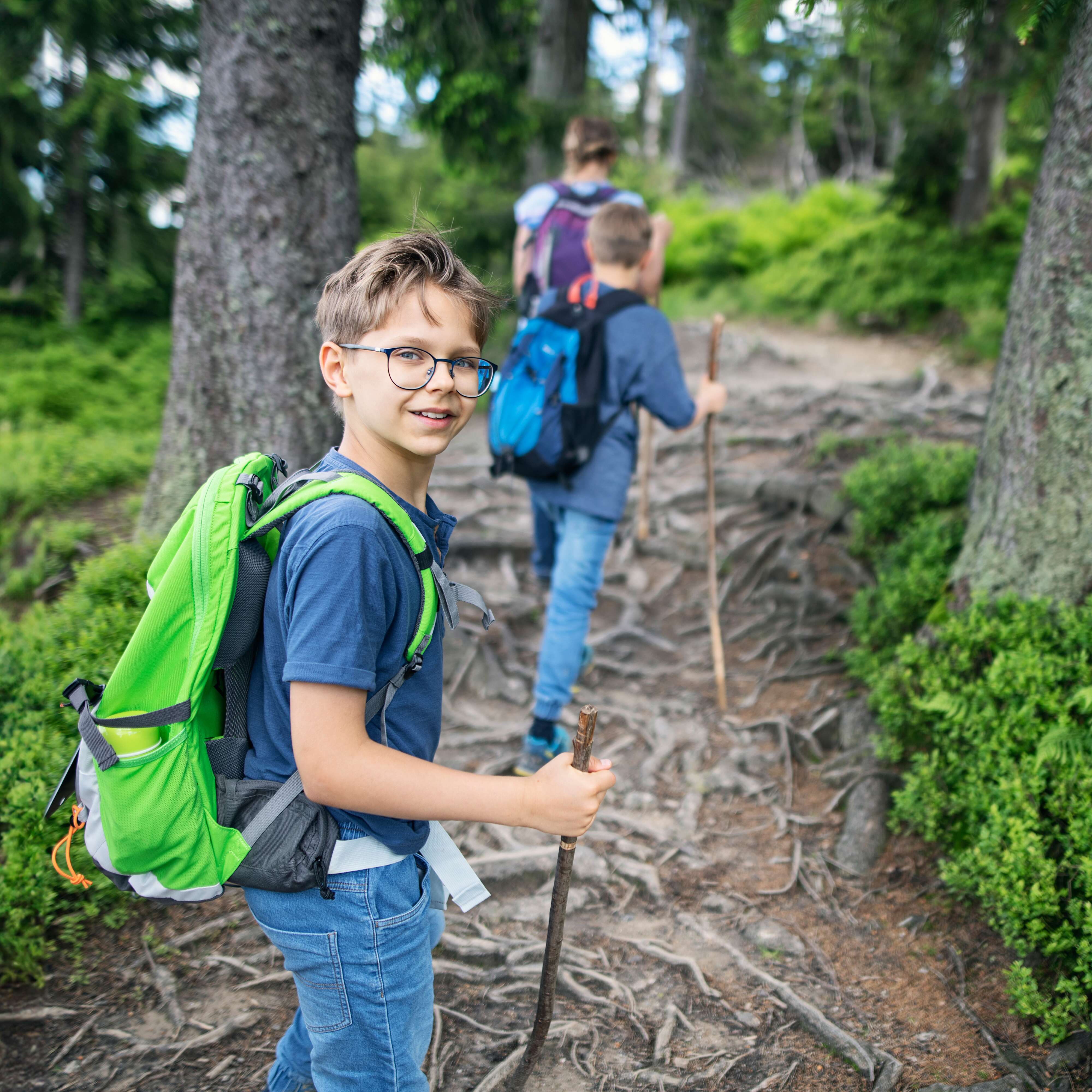 Jongen op vakantie in het bos met Kazou of met zijn familie bij Massembre