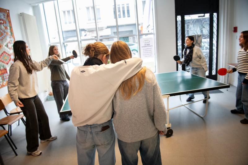 Wie binnen stapt, vindt een ruimte met een pingpongtafel, dartsbord en ideeënbus.