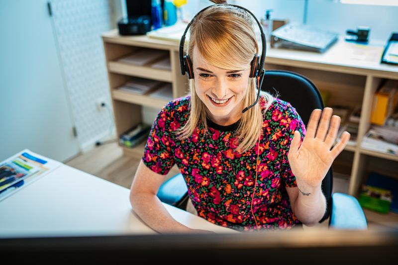 Een CM-consulent zit klaar voor een video-afspraak