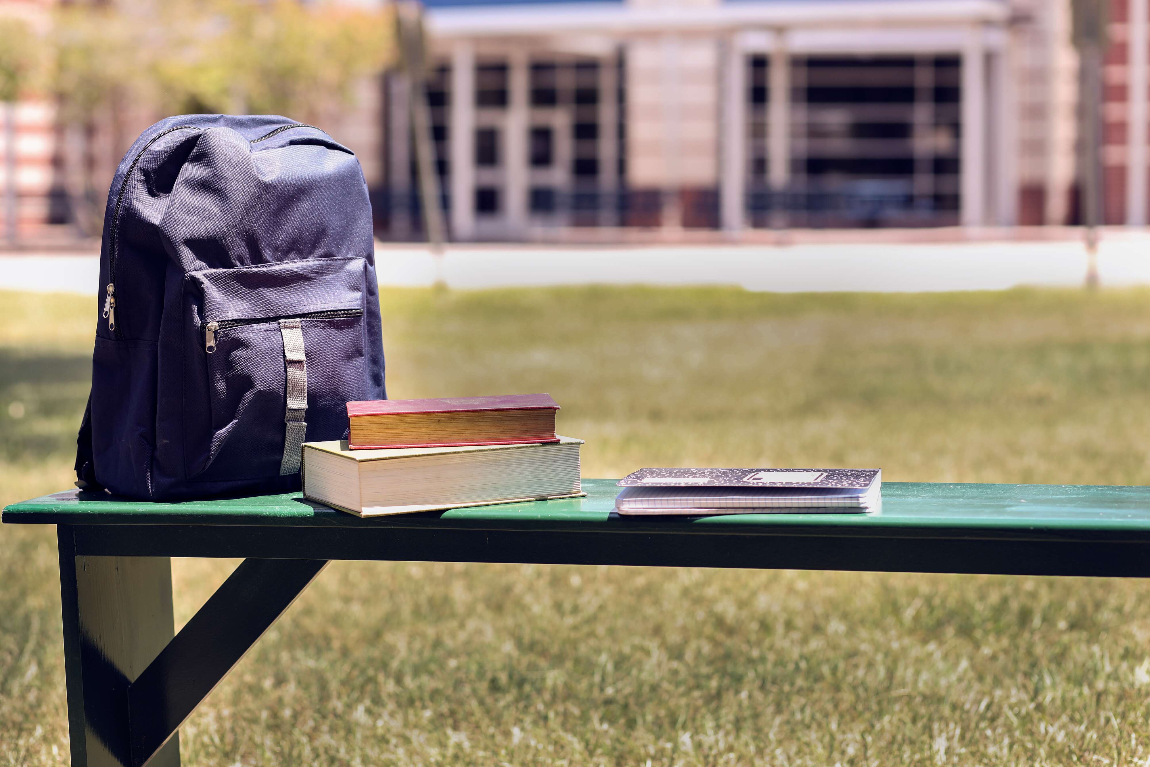 boekentas en boeken op bank