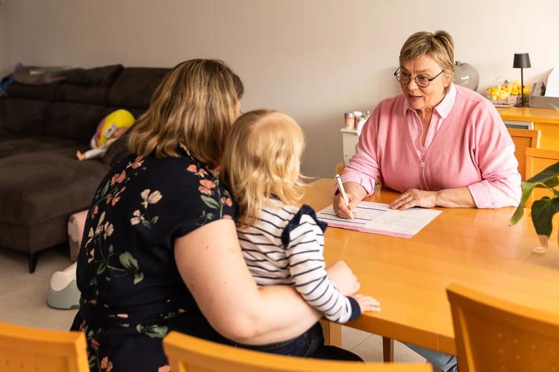 HIlde en Valerie overlopen een lijst met belangrijke info over Jinte