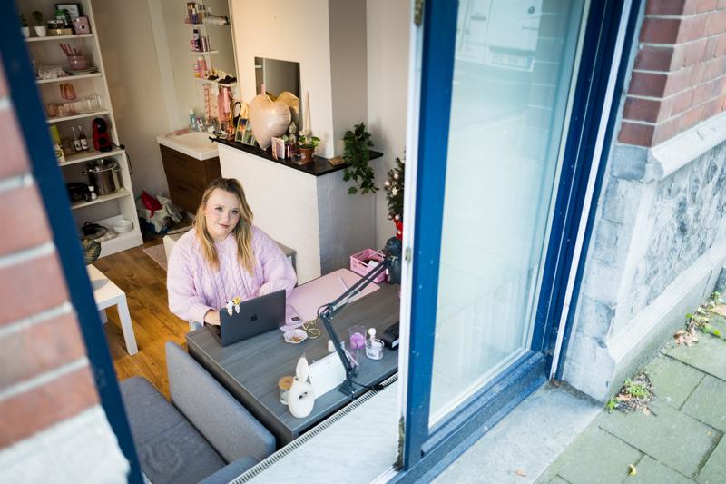 Delphine (21) over eenzaamheid op kot: ‘Ik woon in een gebouw dat niet als thuis aanvoelt’ 