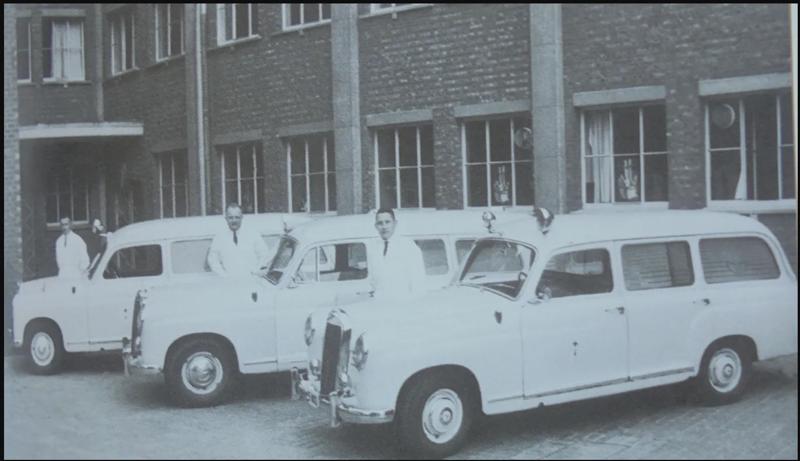 De wagens voor ziekenvervoer in 1961.