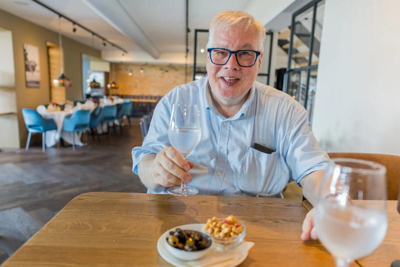 René met een drankje en knabbel op restaurant