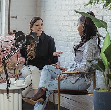 Twee dames in gesprek voor de microfoon