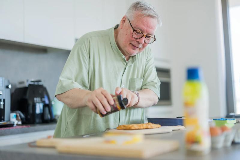 René aan het koken