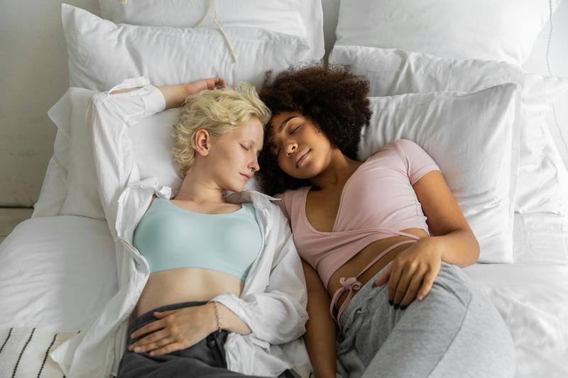 Snurken op reis: hoe zorg je ervoor dat je niet wakker ligt?