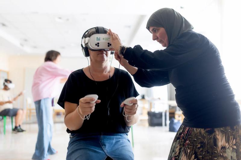 VR-bril wordt opgezet