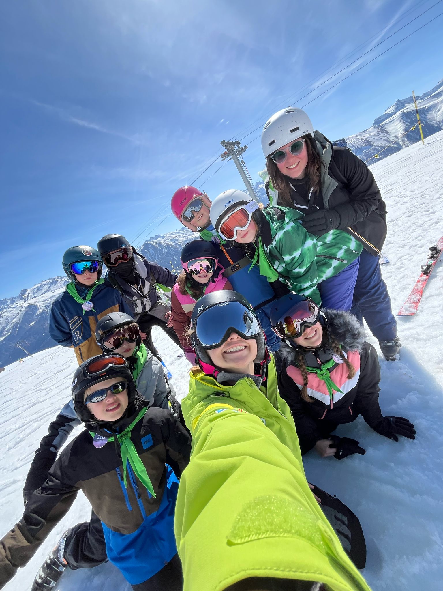 Groep vrienden van Kazou op skivakantie