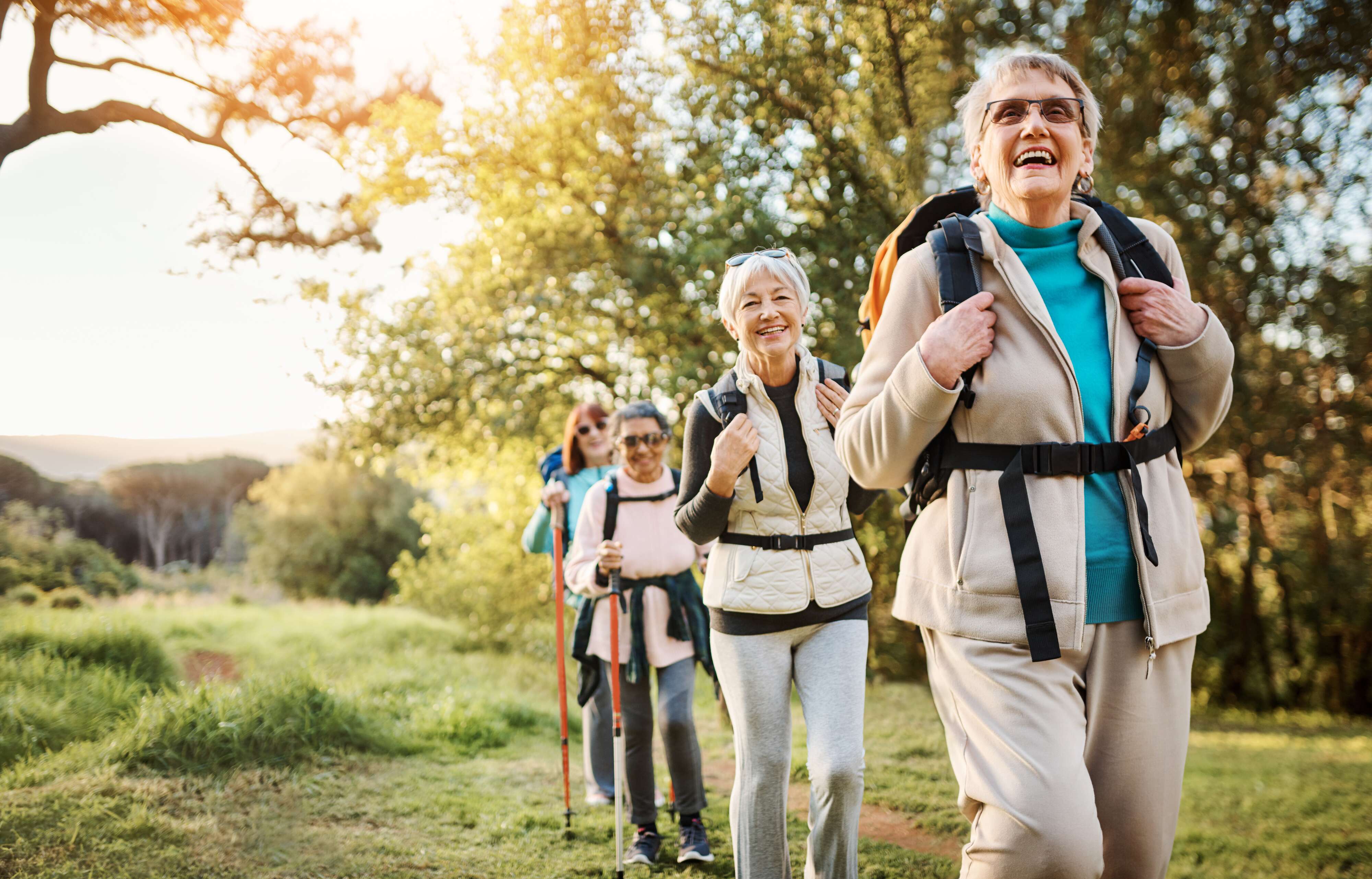 Groep vriendinnen van OKRA aan het wandelen in natuurrijke omgeving