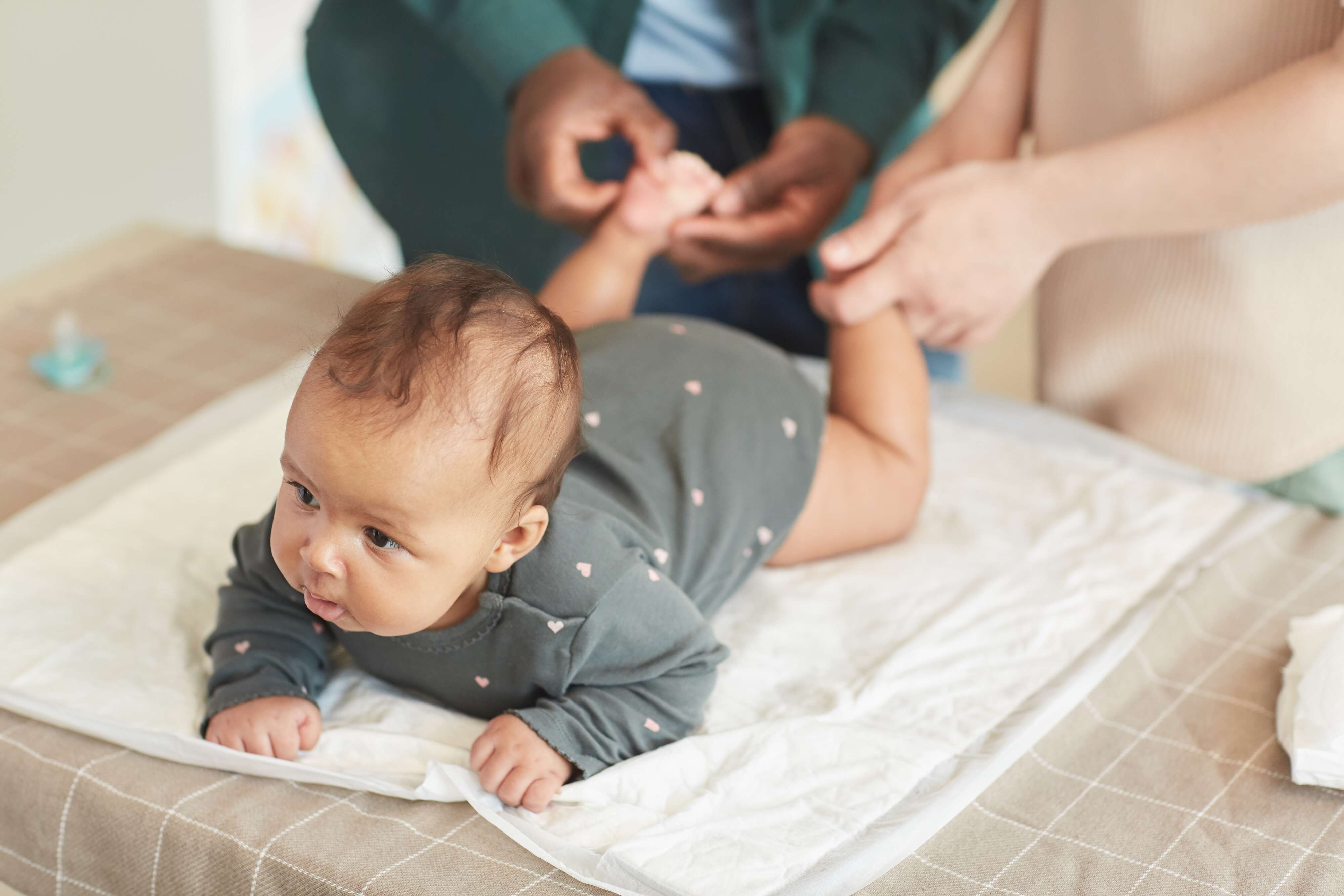 baby op buik wordt gemasseerd