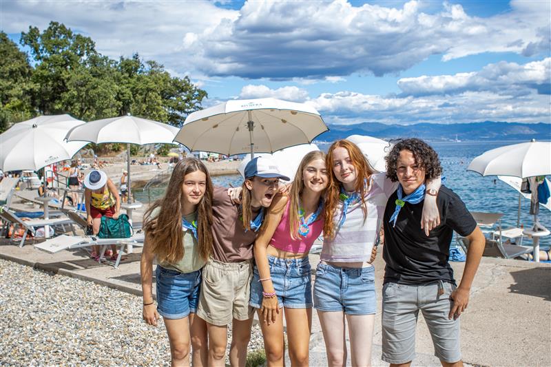 Groep vrienden van Kazou op vakantie ergens aan de kust