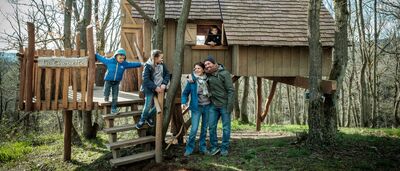 Gezin op vakantie in de een boomhut van Massembre