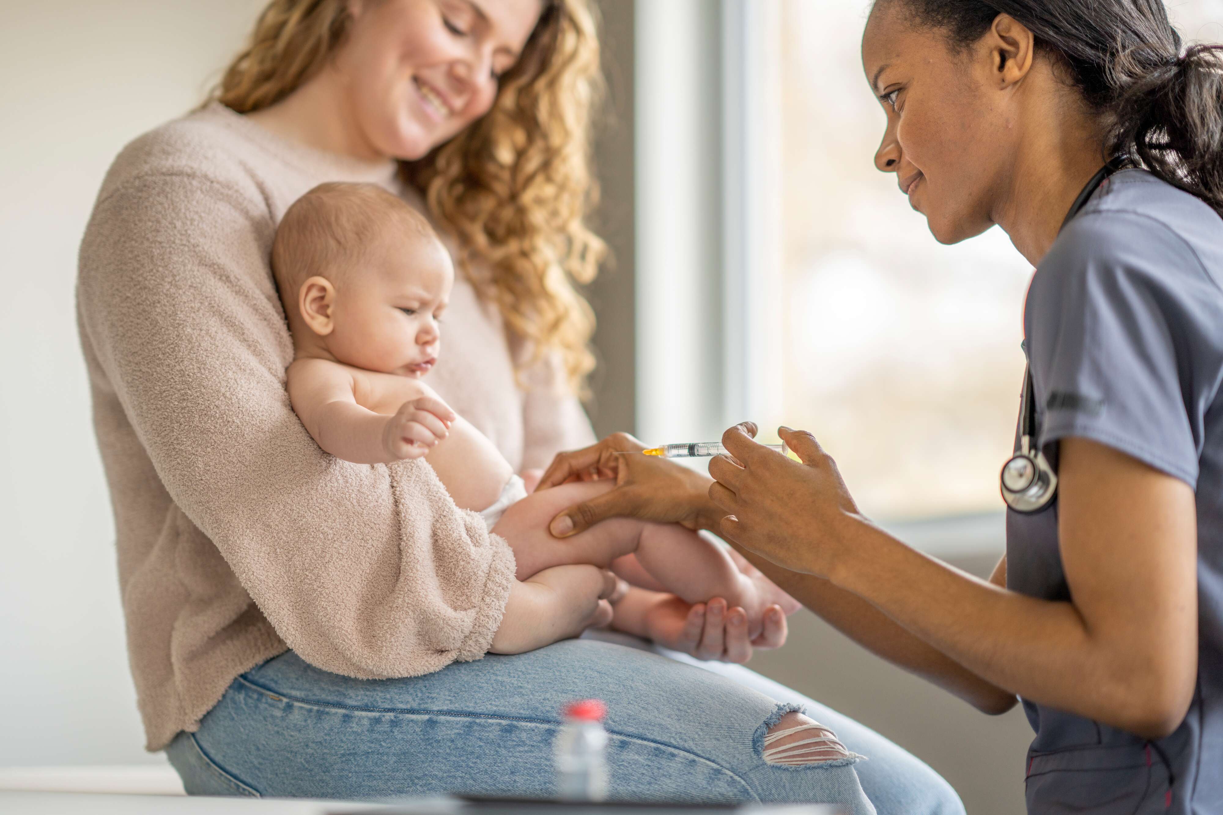 Baby krijgt vaccin
