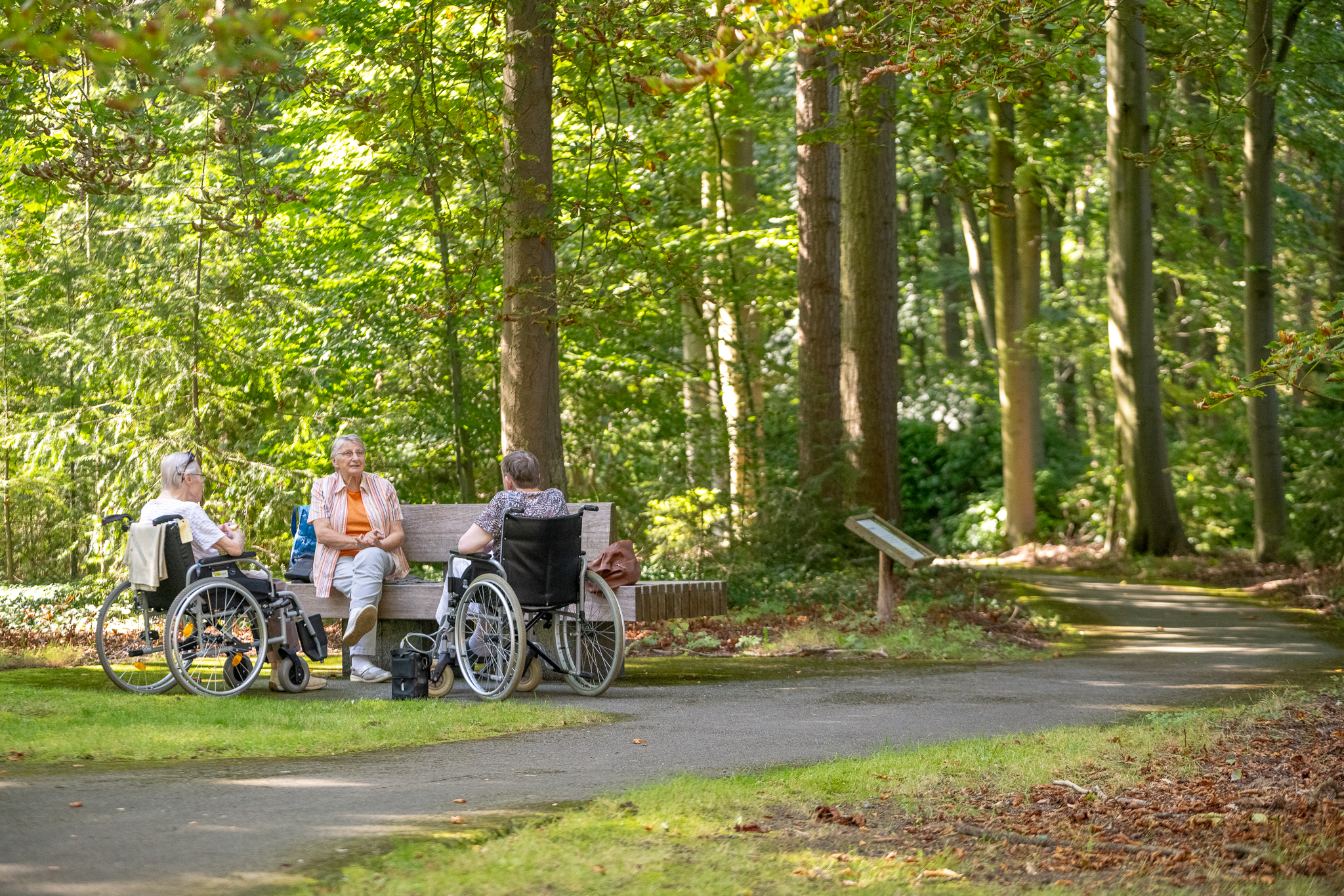 Drie vrouwen waarvan twee in rolstoel vakantie aan het vieren in de natuurrijke omgeving van de Zorgverblijven